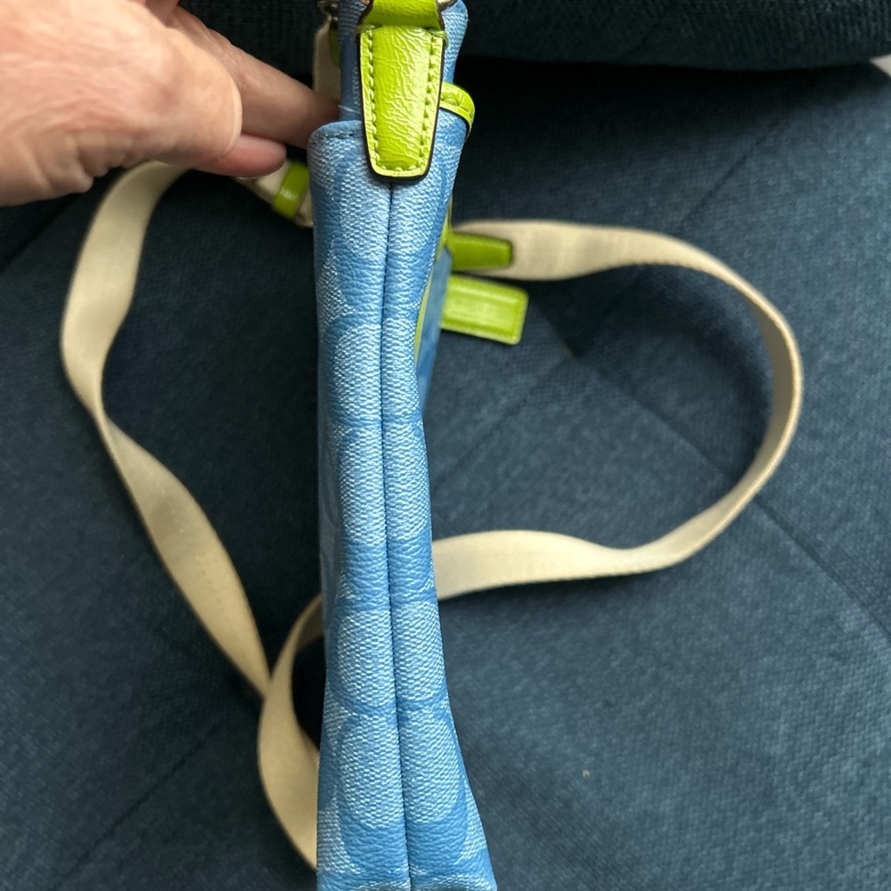 Stylish Blue and Green Crossbody Bag - Picture 14 of 15